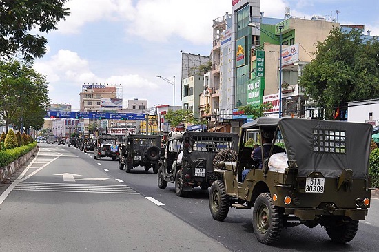 Dân chơi xe vận chuyển cơm miễn phí cho sinh viên tình nguyện